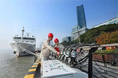 沿长江看岸电⑥：邮轮靠岸 绿电入港3.jpg