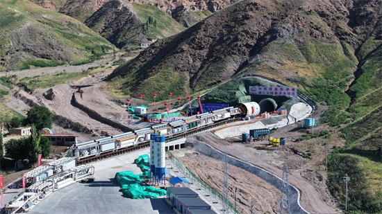 创多项行业纪录！西气东输二三线果子沟 管道工程首条隧道贯通1.jpg