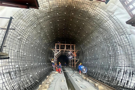 创多项行业纪录！西气东输二三线果子沟 管道工程首条隧道贯通2.jpg