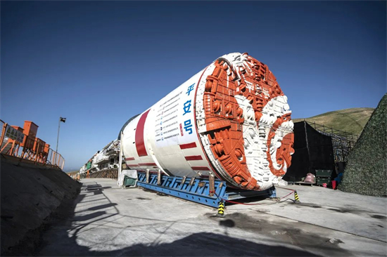 创多项行业纪录！西气东输二三线果子沟 管道工程首条隧道贯通3.jpg