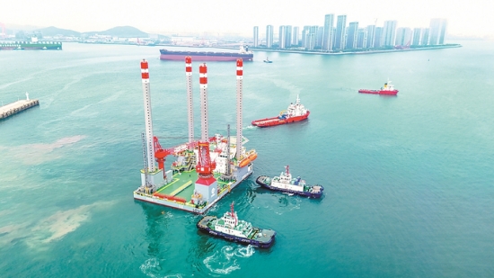我国首座海上移动式多功能措施平台启运1.jpg